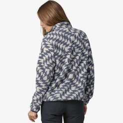 Fleece-Patagonia Lightweight Synchilla Snap-T Fleece Pullover for Women (SALE)